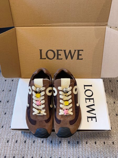 Loewe 2025 Paris Fashion Week new Balletrunner sneakers. Minimalist style, versatile and comfortable. Upper: leather, lining: sheepskin, sole: rubber. Women's sizes 35-40, men's 39-45.