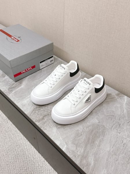 PRADA retro platform sneakers, unisex. Celebrity favorite, versatile style. Imported calfskin, mixed sheepskin lining, non-slip sole. Sizes 35-44.