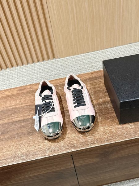 Prada new metal toe low-profile training shoes. Upper: suede/fabric/chrome mold. Lining: lambskin. Sole: TPU. Sizes 35-41. Comfortable, stylish, and leg-lengthening.
