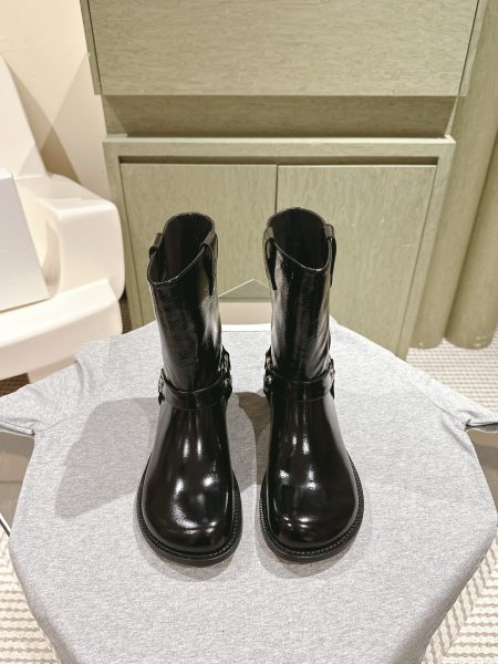 2024 LOEWE star round-toe boots. Imported patent leather, calfskin lining, genuine leather sole. Comfortable, stylish, height-increasing design. Sizes 35-40. Full gift box packaging.
