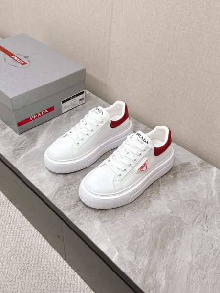 PRADA retro platform sneakers for couples, iconic triangle logo. Versatile and fashionable. Imported calfskin upper, mixed sheepskin lining, non-slip rubber sole. Sizes 35-44.