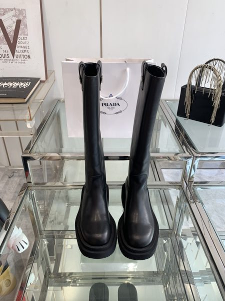 Prada 24ss classic triangle logo slip-on women's boots. This winter's must-have explosive style, very beautiful! Upper in various imported materials, lightweight foam sole. Sizes 35-41.