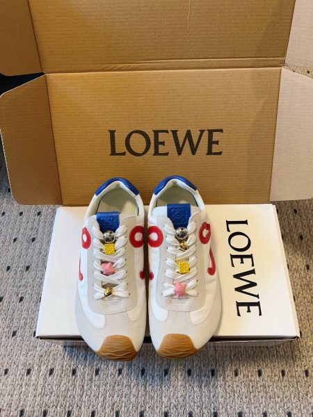 Loewe 2025 Paris Fashion Week new ballet runner sneakers. Minimalist style, versatile and chic. Lightweight, comfortable for all-day wear. Upper: leather, lining: sheepskin, sole: rubber. Women's sizes 35-40, men's 39-45.