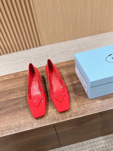 Prada Spring-Summer 2025 square-head Mary Jane shoes in patent leather. Chunky heel, available in sizes 35-39.