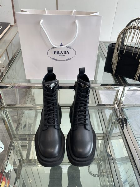 PRADA 24SS classic triangle logo slip-on women's boots. This winter's must-have, a major hit. Stylish, slimming, and elegant. Made with various imported materials. Sizes 35-41.