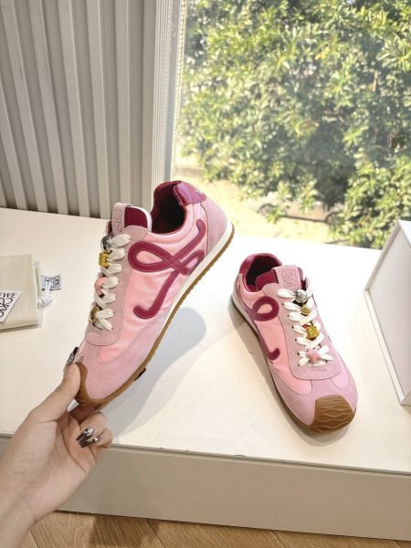 Loewe 2025 Paris Fashion Week ballet runner sneakers. Minimalist style, very versatile and comfortable. Made of imported suede leather upper, sheepskin lining, and original mold sole. Sizes 35-45.