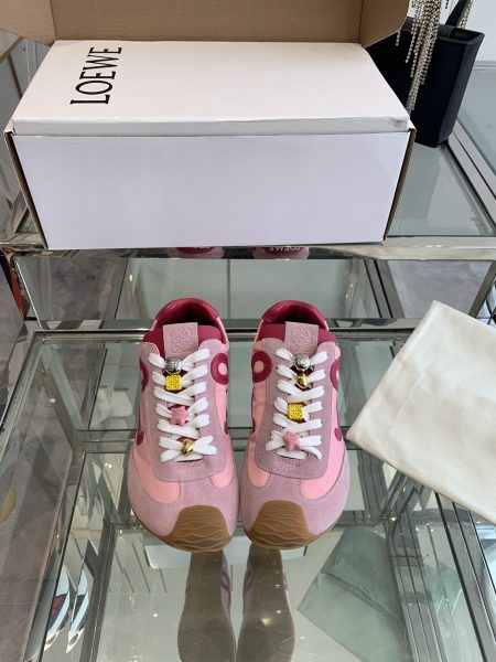 Loewe 25ss Paris Fashion Week Balletrunner unisex sneakers. Minimalist patchwork design, versatile and stylish. Lightweight, comfortable for all-day wear. Upper: cowhide & fabric. Lining: lambskin. Sole: rubber. Sizes 35-45.