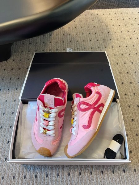 Loewe 2025 Paris Fashion Week new Balletrunner sneakers. Minimalist style, versatile and comfortable. Upper: leather, lining: sheepskin, sole: rubber. Women's sizes 35-40, men's 39-45.