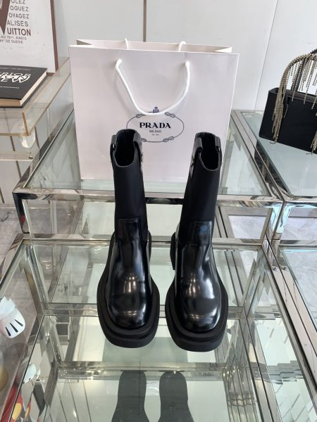 Prada 24ss classic triangle logo slip-on women's boots. This winter's must-have explosive style, very beautiful! Stylish and slimming on feet. Made from various imported materials. Sizes 35-41.