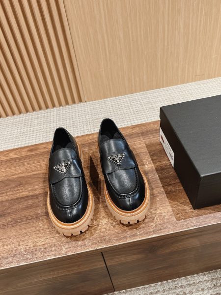 Prada platform leather loafers, imported calfskin, soft lambskin lining, 4cm rubber sole. Sizes 35-40.