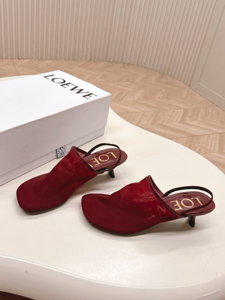 LOEWE 25SS summer limited ice silk sandals. Imported materials, 4.5cm heel, durable sole. Versatile wear, sheer aesthetic. Sizes 35-40. Highly recommended!