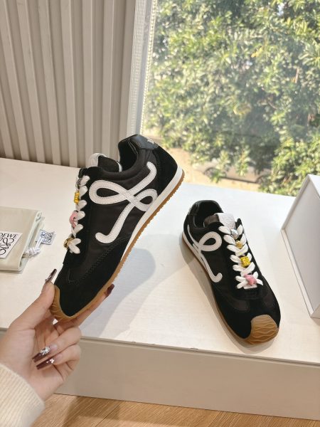 Loewe 2025 Paris Fashion Week ballet runner sneakers. Minimalist style, very versatile. Made with imported suede leather upper, sheepskin lining, and original mold sole. Sizes 35-45.