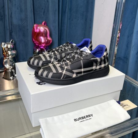 Guan-produced top version BURBERRY shoes. Upper: Imported napa leather, brand patterned fabric, tongue label. Lining: Canvas, water-stained leather insole. Sole: Lightweight TPR rubber, dual-color molded. High quality, fine craftsmanship. Sizes 38-44 (45 men, custom orders).