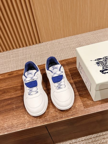 Top Burberry sneakers new couples edition. Italian craft smooth calfskin, removable shield charm, EKD emblem, mesh lining, patterned laces, rubber logo sole. Women's 35-40, Men's 39-44.