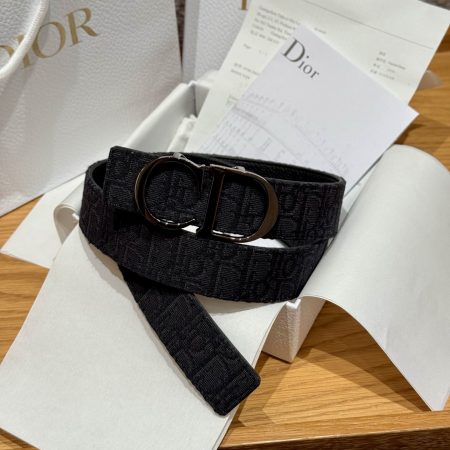 Dior reversible belt with CD logo. Features Oblique print on one side and black grained calfskin on the other. 3.5cm width. Versatile and elegant design.