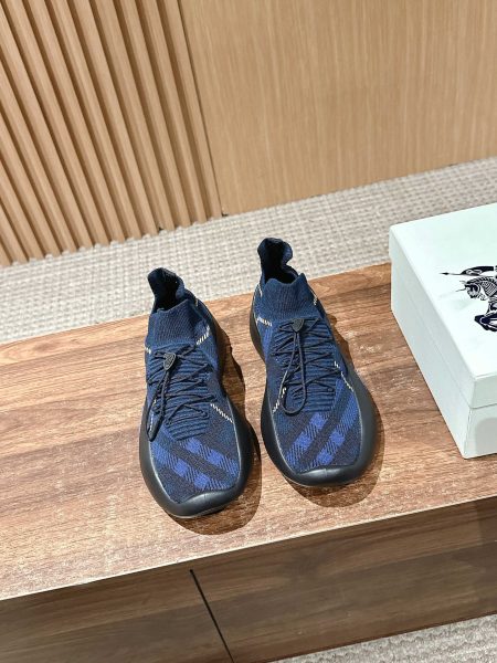 Top Burberry Men's 3D Elastic Knit Sneakers. Low-key luxury, unique design, no logos. Versatile, breathable, comfortable. Combines materials and colors seamlessly. 3D elastic upper, imported cowhide insole, custom high-density sole. Sizes 39-44.