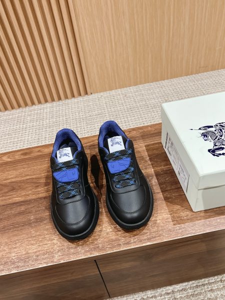 Top Burberry sneakers new couples edition. Italian craft smooth calfskin, removable shield charm, EKD emblem, mesh lining, patterned laces, rubber logo sole. Round toe. Sizes: Women 35-40, Men 39-44.