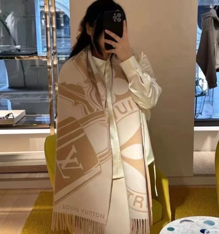 New scarf with LV lock and key design, reversible with logo, wool and cashmere blend, 45x215cm.