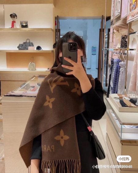 L Huo Siyan same style wool version. Two versions available, identical color, label, and accessories. High-end quality, double-sided stitching.