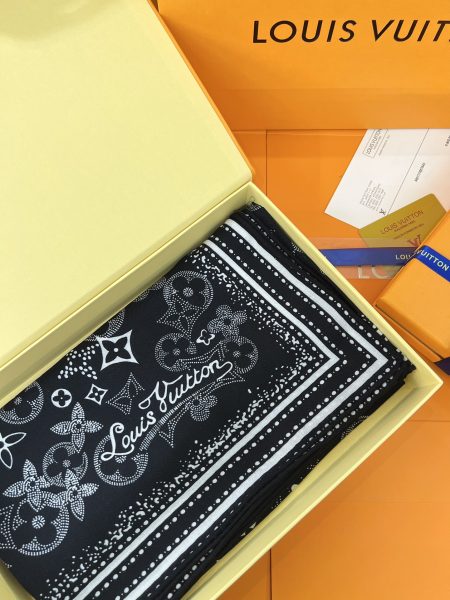 Top-grade velvet double-sided, hand-rolled edge silk-cashmere scarf (30% silk, 70% cashmere). Velvet double-sided printed scarf. Size: 140*140 cm.