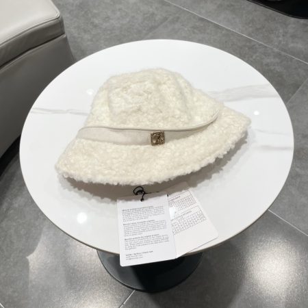 Louis Vuitton autumn-winter new shearling bucket hat. Super stylish winter accessory with great texture!