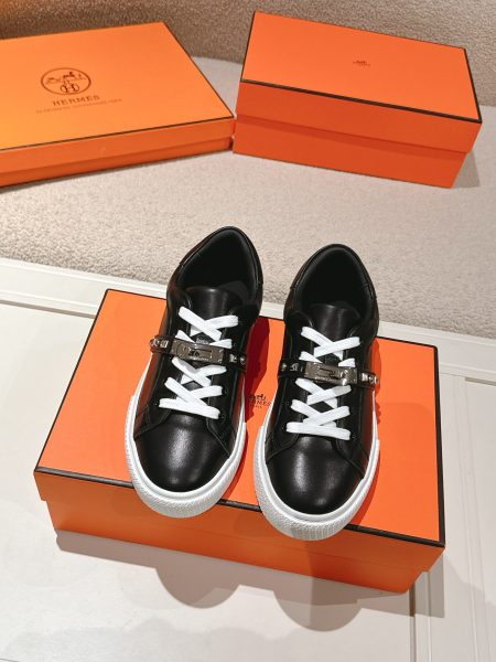 Hermes Kelly buckle sneakers. Classic couple design. High-end version. Specific cowhide/canvas, lambskin lining, original TPU sole. Sizes 35-45. Versatile and elegant.