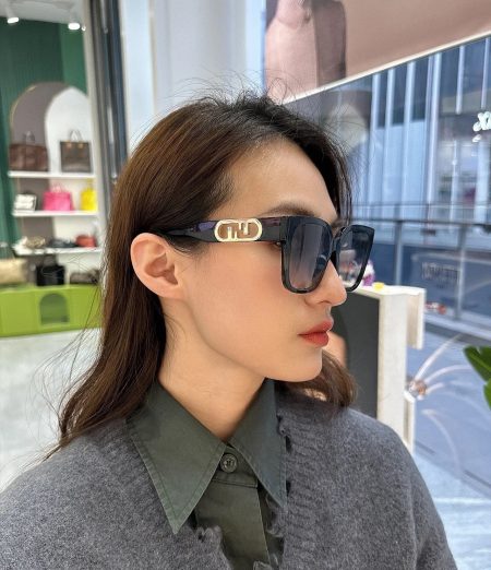 Fendi Black to Gray, Model FE40063I, Size 52-21-145