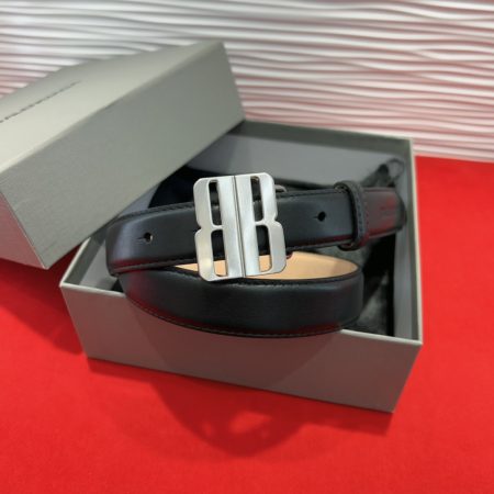 Balenciaga 2.5cm wide luxury belt, imported calfskin, brass hardware. Versatile style.