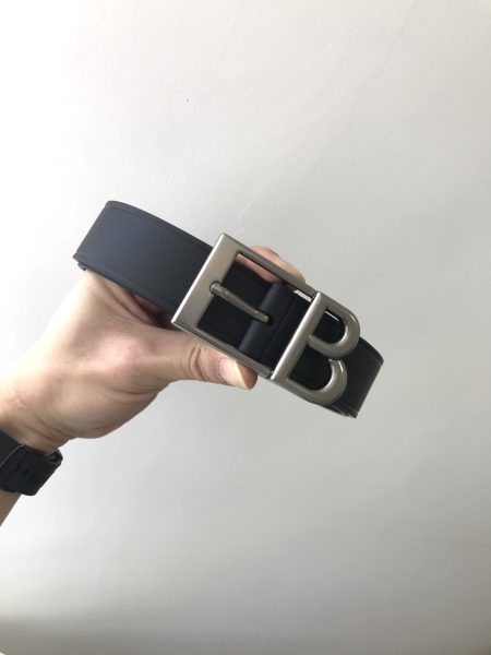 Balenciga belt with vintage design, B logo buckle, gold metal effect, crafted in Italy.