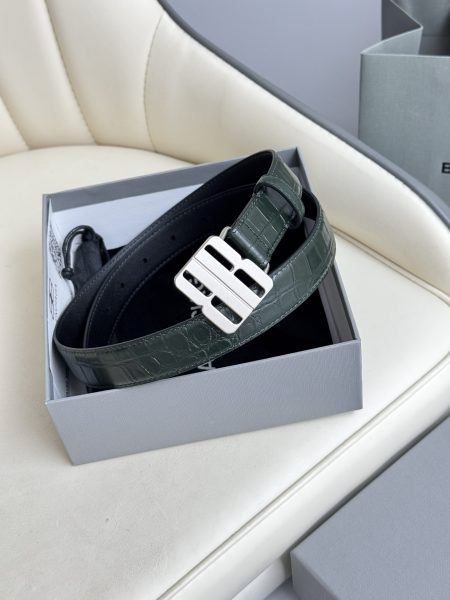 Balenciaga 2.5cm wide belt. French luxury brand, influential in fashion. Made from imported calfskin with antique brass hardware. Versatile and stylish.