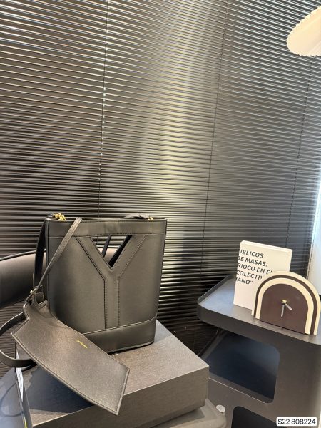 YSL Tote with box. High-end texture, spacious and durable. Perfect for casual outings with a lazy chic vibe. Size: 23 29.