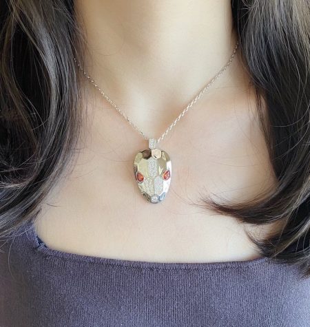 Bulgari large red-eyed serpent necklace, popular among celebrities, high-fashion luxury upgrade with imported craftsmanship, full carbon diamonds, hollow inner ring, gold plating, realistic design.