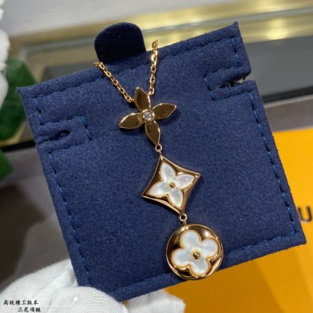 LV High Craftsmanship Three-Flower Necklace: Exquisite floral design on white mother-of-pearl with rose gold glow. Months of meticulous diamond cutting create dazzling curves and brilliance. This stunning jewelry series defines unique charm.